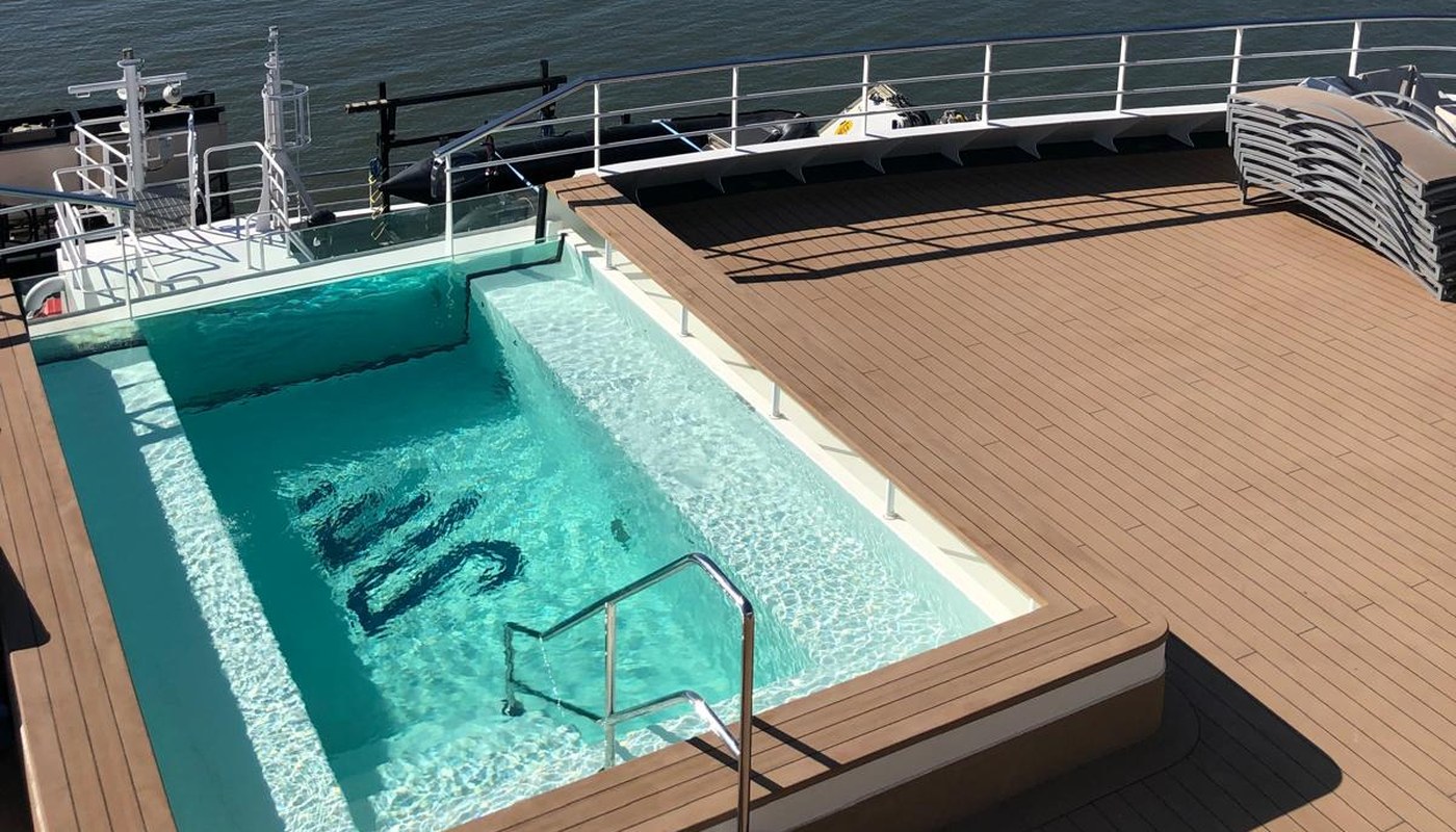 Der fertige Pool auf dem Schiffsdeck, dahinter der Fluss